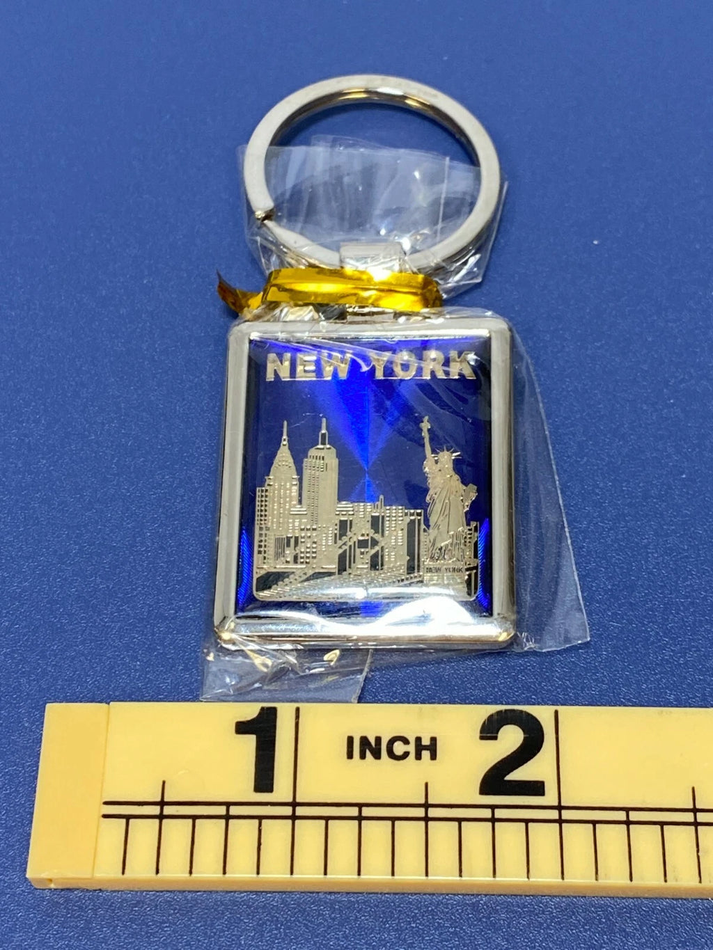 New York City Souvenir Metal Keychain – Statue of Liberty & Skyline Design Blue Gold Key Ring